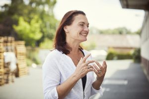 Britta Ender gestikuliert